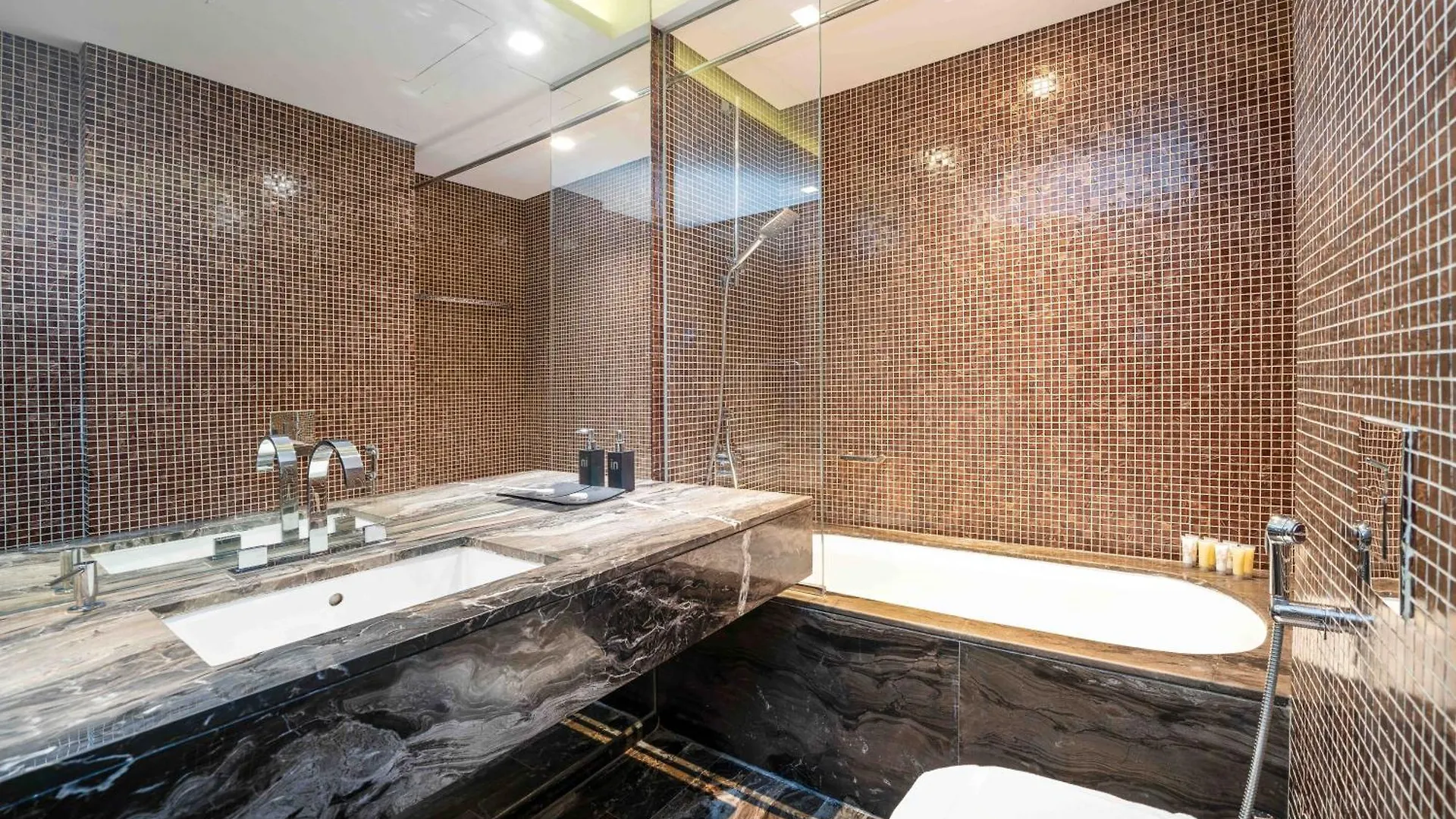 Luxurious Escape Meets Fendi Design In Iconic Building On Top Location In Dubai Marina Émirats arabes unis